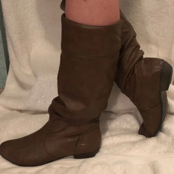 Boots - Picture 2 of 7